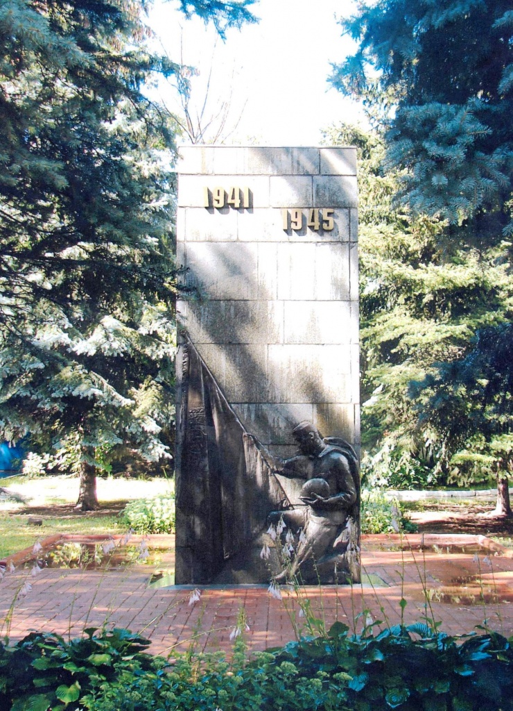 памятник заводчанам 1968.jpg